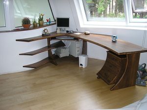 Письменный стол для детской комнаты